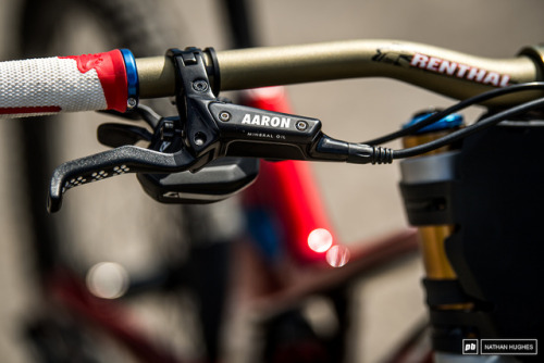 aces5050:(via 29 Custom Painted DH Bikes from the Mont-Sainte-Anne World Champs 2019 - Pinkbike)