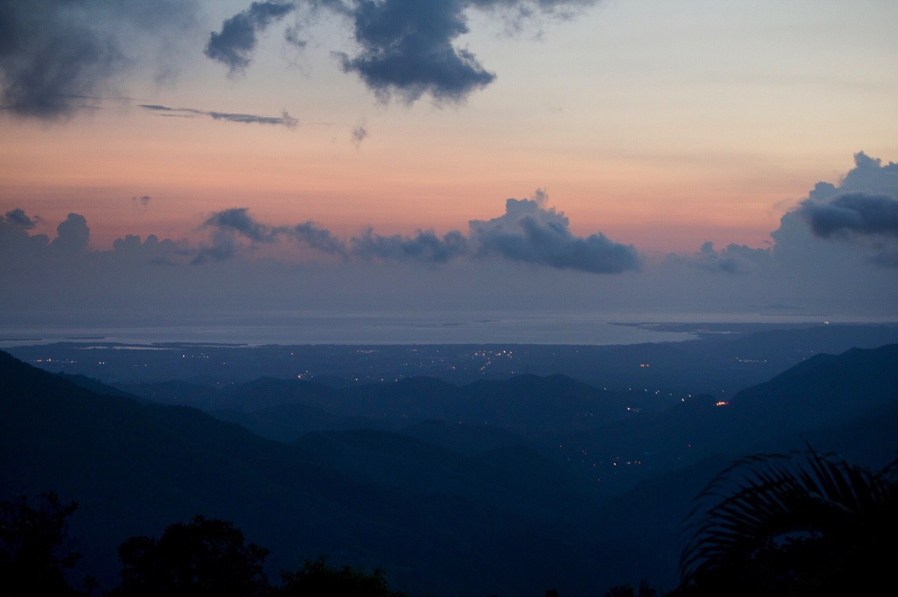 sushidemofongo:  Entre montañas en Cayey, Puerto Rico  Viviría aquí feliz.   Mi