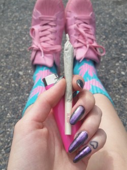 cummy-eyelids:  Girl scout glue🌼💕 