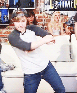 mydrunkkitchen:  tatiianamaslany:  Hannah’s awesome dance skills (x)  It’s okay