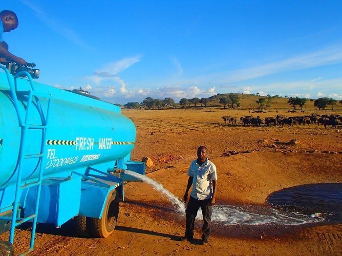 sixpenceee:Meet Patrick Kilonzo Mwalua, aka the water man, who delivers water to