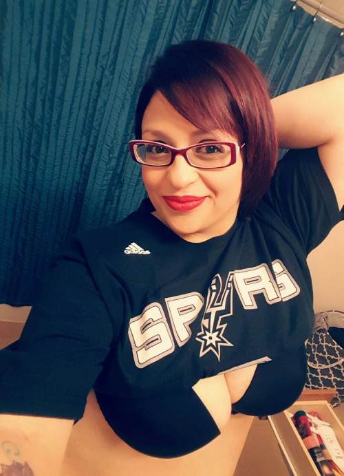 bbwtexasslutmuffin:  🔥🏀Game Day!!!🏀🔥I ❤my San Antonio Spurs!!!! 