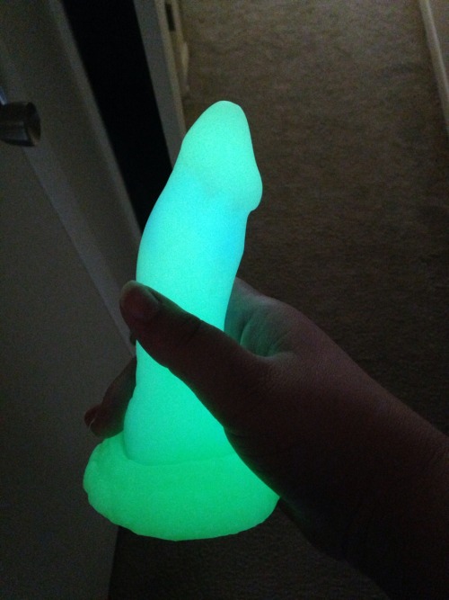 kn0tsoshy:stupidsexymonsters:This thing glows so intensely that it’s unreal. The first picture was a