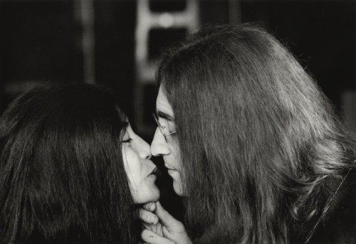twixnmix:Yoko Ono and John Lennon photographed by Tom Blau, November 1969.