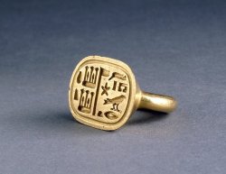 grandegyptianmuseum:  Gold signet ring of