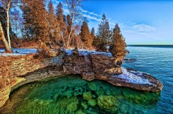 Lake Michigan  http://www.artleo.com/natural/19793-lake-michigan-ozero-michigan-skaly-derevya-bereg.html