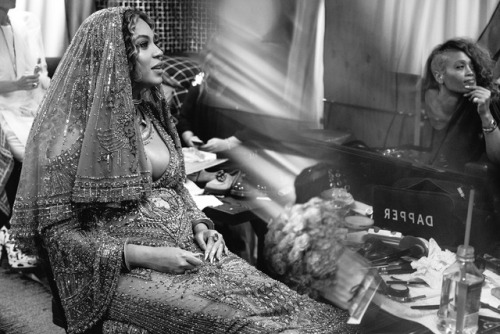 jenniferlawurence:Beyoncé and Solange backstage at the GRAMMYs