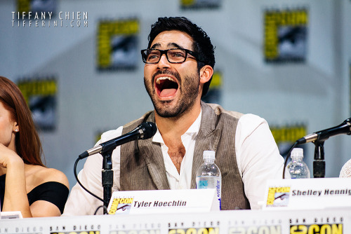 tifferini:Tyler Hoechlin reacts to the question, “Do you know if Peter Hale will ever stop wearing V