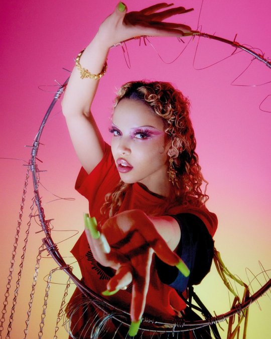 fallen-allien:FKA TWIGS by Charlotte Wales adult photos