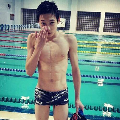 koreangay15aaaa:  koreanyoungester:  popopipopou:  kimsexu:  철컹철컹  아 정말 너무 사랑스러워 주변에 이런 남자 없나   뒤에서 두번째 GD닮았다  대전 체육중 수영선수 강경원 15세