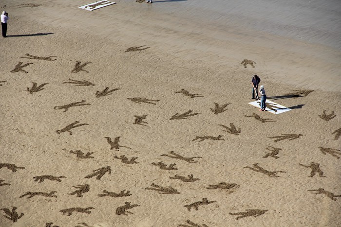 odditiesoflife:  9,000 Fallen Soldiers Stenciled into Sand at Normandy Beach To commemorate