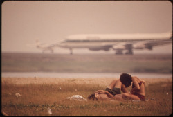 jonasgrossmann:documerica: michael philip manheim… constitution beach, within sight and sound of logan airport’s takeoff runway, boston, 1973 @ usnationalarchives