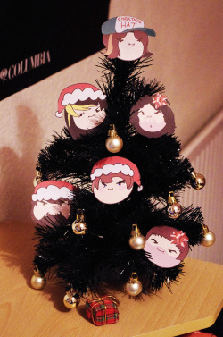 scheduledfordeletion:  I don’t really have many decorations for my little desk Christmas tree, so I made it grumpy. 