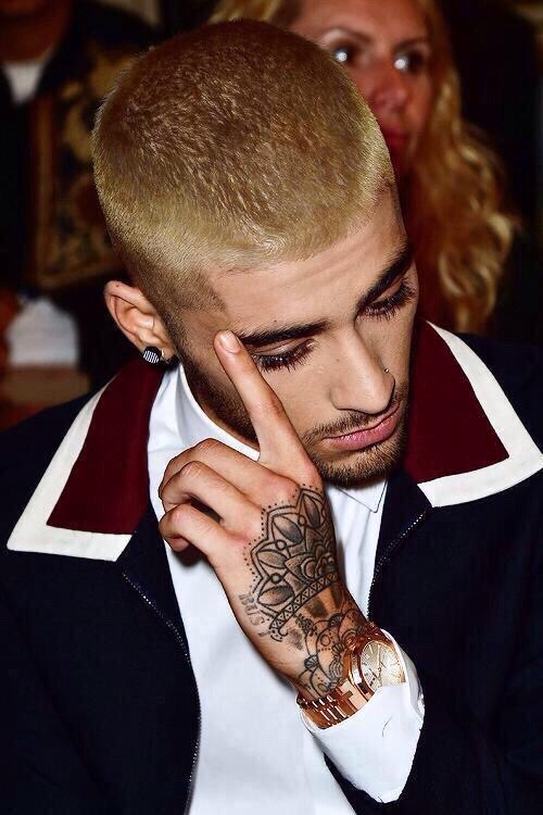 sadgalriri:  ziamandis:zayn’s new pose?  me when only one of my eyebrows look good