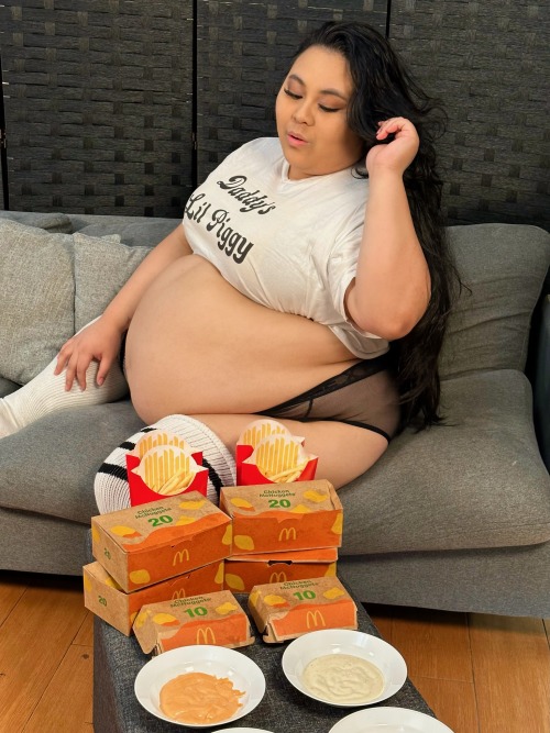 mochiifeedii:About to see if I can do 100 Nuggets in one sitting 🤤