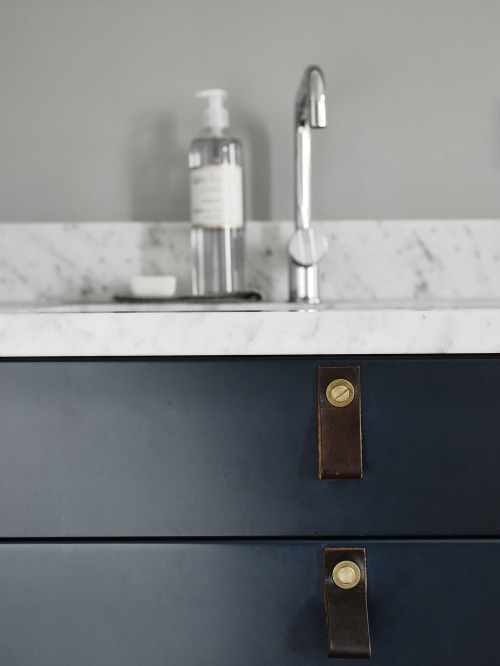 Get me to Gothenburg
I thought this cool and collected Gothenburg apartment would be the perfect interior to kick off the weekend. Leather door handles really seem to be having a moment lately and while I question their durability, they sure lend a...