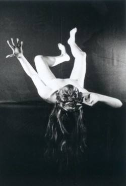 thegreatinthesmall:ORLAN Sans dessus dessous ou jambes en l'air, masque et tête à l'envers, 1965