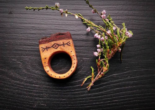 Viking runes ring by LoitsuCrafts