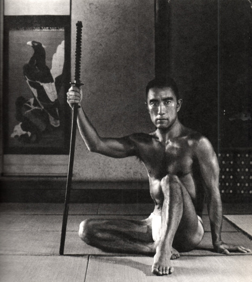 Desde quando começou a se dedicar ao culto do corpo, Yukio Mishima sentiu-se inclinado a expô-lo; e o fez de maneira diversa contando com o talento de alguns amigos fotógrafos. As quatro primeiras imagens são do fotógrafo Kishin Shinoyama; e a...