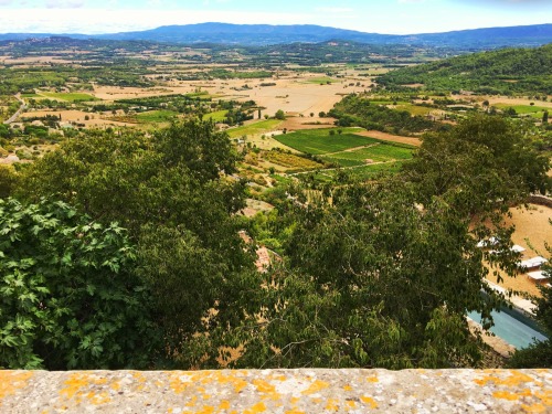 Paysage, Gordes, Luberon, Vaucluse 2016.The pool glimpsed on the right hand side is part of a hotel 