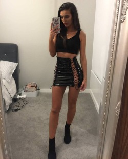 Tight skirt (x-post /r/instagramlove)