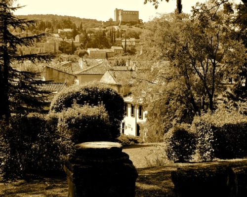 La vue vers les ruines romaines de la vieille ville et le château, Vaison-le-Romaine, Vaucluse, 2016