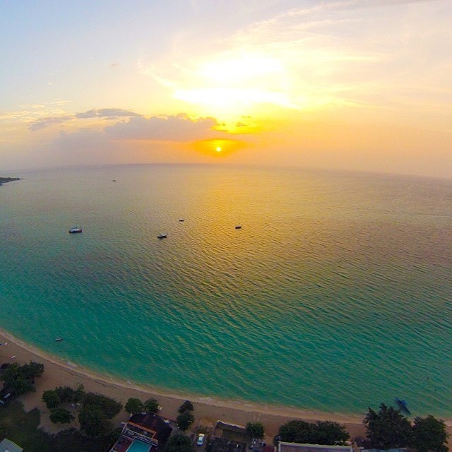 viewjamaica:  😍 Sweet dreams 🌴 🙋🌅🌌 via @throp in Negril #throwback