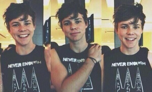 mashtonpotatoes:mikeys-cliffoconda:ashtimelow:radioirwin:imabritatheart:I can’t..i sat here for at l