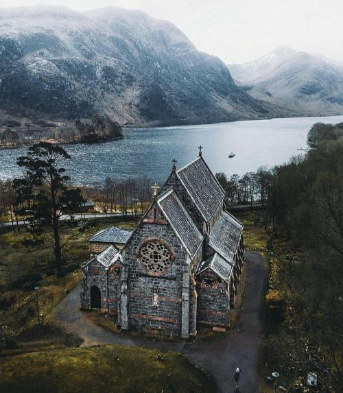 tommeurs:The 18th century Gothic Revival Church of St Mary and St Finnan overlooking Loch Shiel, Glenfinnan, Scotland.