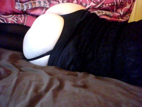 boudoirbisouschaton:  Pre-Valentine Butt pics This booty is getting tapped tonight