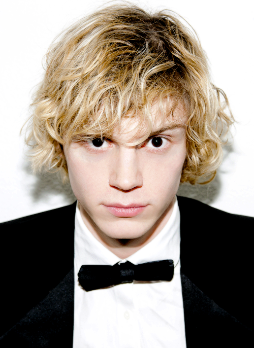 fionagoddess:  Evan Peters photographed by Tyler Shields.   Bebé bebé bebé  😍