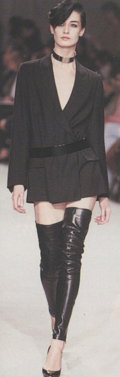 schu-schu:  vogue uk 2000 aug catwalk aw givenchy 