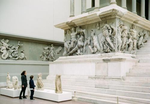 atavus:Thomas Struth - Pergamon Museum, Berlin, 2001