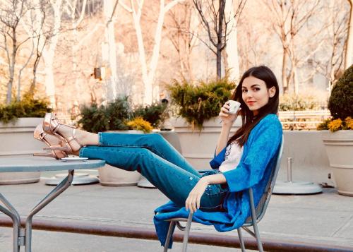 Victoria Justice Follow http://celebrity-legs-and-heels.tumblr.com/ for more! (via mY5iIh8.jpg (2048