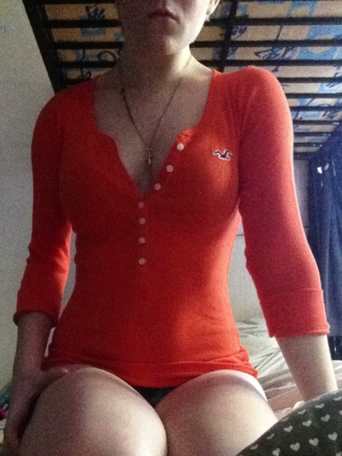 fashi0nitis:  oh my shit, my thighs look mahoosive but i love my new top :) 