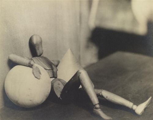 artemisdreaming: UNTITLED, MANNEQUIN FATIGUÉ, 1926 Man Ray Q