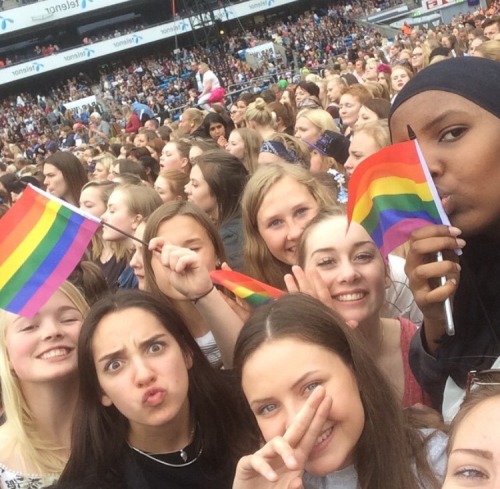 takemehomefromnarnia:  therealfearofheights:  Had an amazing and colourful day yesterday!  You guys make one stunning group and so many rainbows! We’re happy you had so much fun!