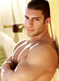 hombresbuenos:  Modelo Americano: Adam Ayash  Sigan las cuentas oficiales de Adam en la red: 