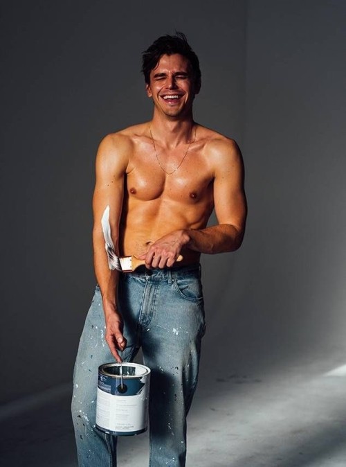 amazingmalenudity:Antoni Porowski