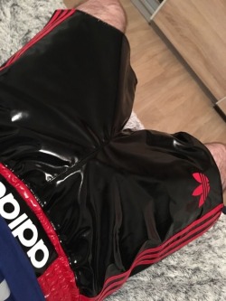 adidasgeil01:  sebastopole93:Je veux le même short ! Je kiff!   Sehr geile Short