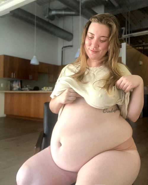 girlgrowingabelly:  neptitudeplus:  For GGG, having a fat belly is so hot because she’s always aware of it: its weight, its size, its motion and, of course its hunger… (insta @goodgirlgrow)   Okay but like actual goals. 🥵