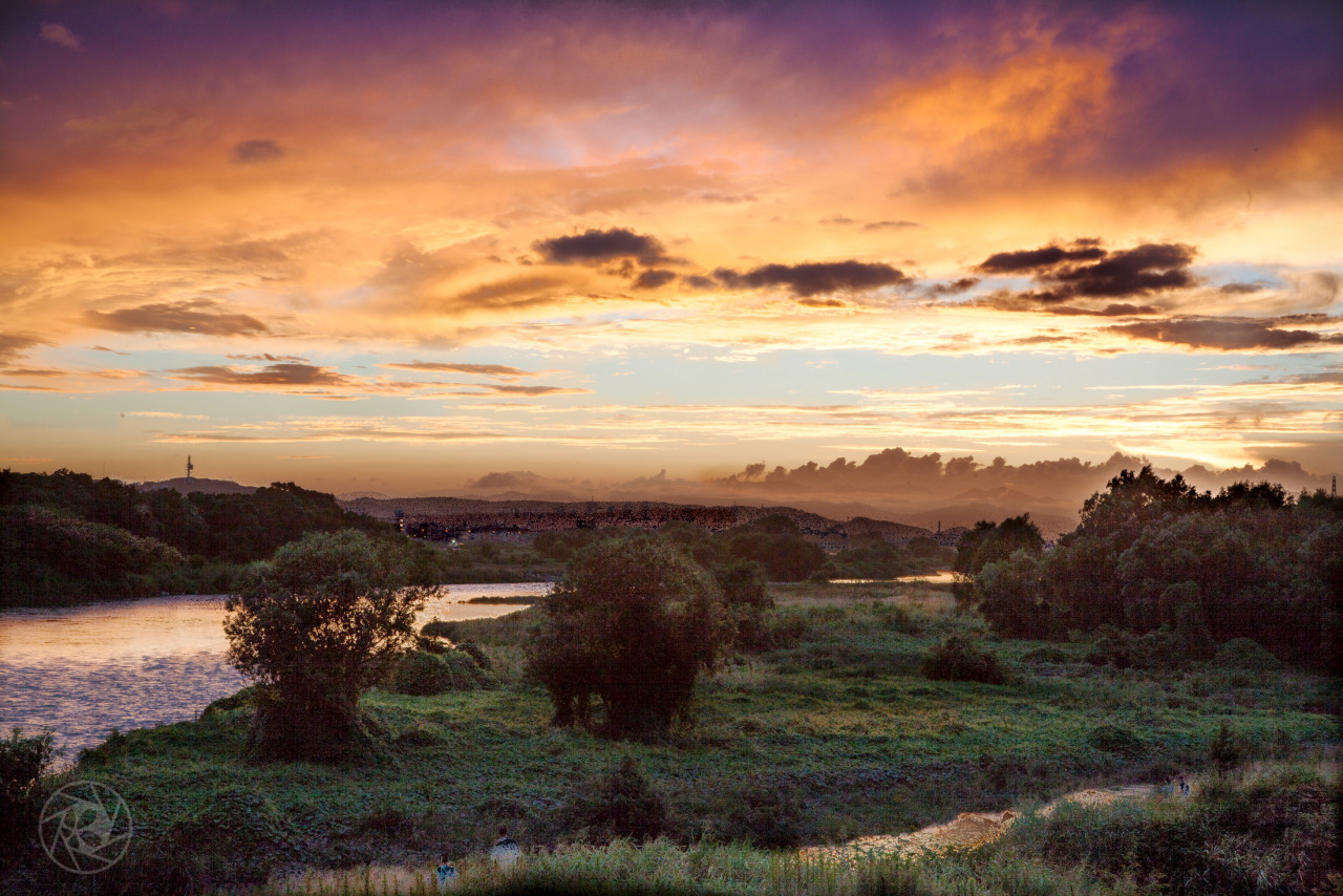 <p><b>Sunset over Tama River</b><br/><br/>I find it’s a good idea to look over old pics from time to time, sometimes there are some good ones which were overlooked. This was from summer 2015.</p>