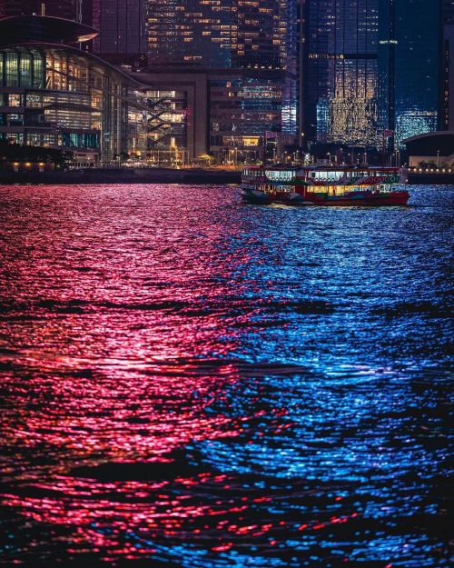 Traditional method #hongkong #starferry #discoverhongkong #nightshooters #victoriaharbour #theimaged