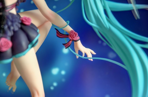 gofigurego:  Those details…! Video  I’m not really a fan of hatsune miku, but this figu