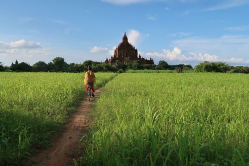 backpackerstory-blog:  Bagan, Myanmar @saravalentinoo See more and Contribute on www.faceboo