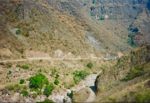 El ferrocarril ingresa a la Barranca del Cobre, Sinaloa, 1994.
