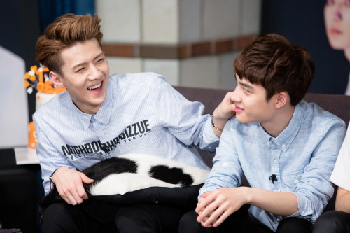 oh-maknae:  Sehun being cute with his hyungs;; 