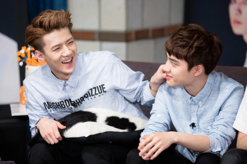 Porn oh-maknae:  Sehun being cute with his hyungs;; photos