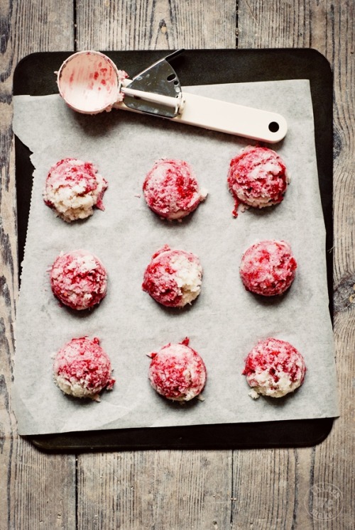 delicious-designs:  Raspberry Coconut Macaroons  