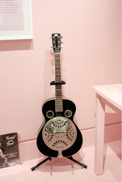 Vertisse:  Amy Winehouse’s Guitar At The Exhibition Amy Winehouse: A Family Portrait